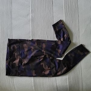 Athleta Ultimate Stash Printed 7/8 Tight Camo